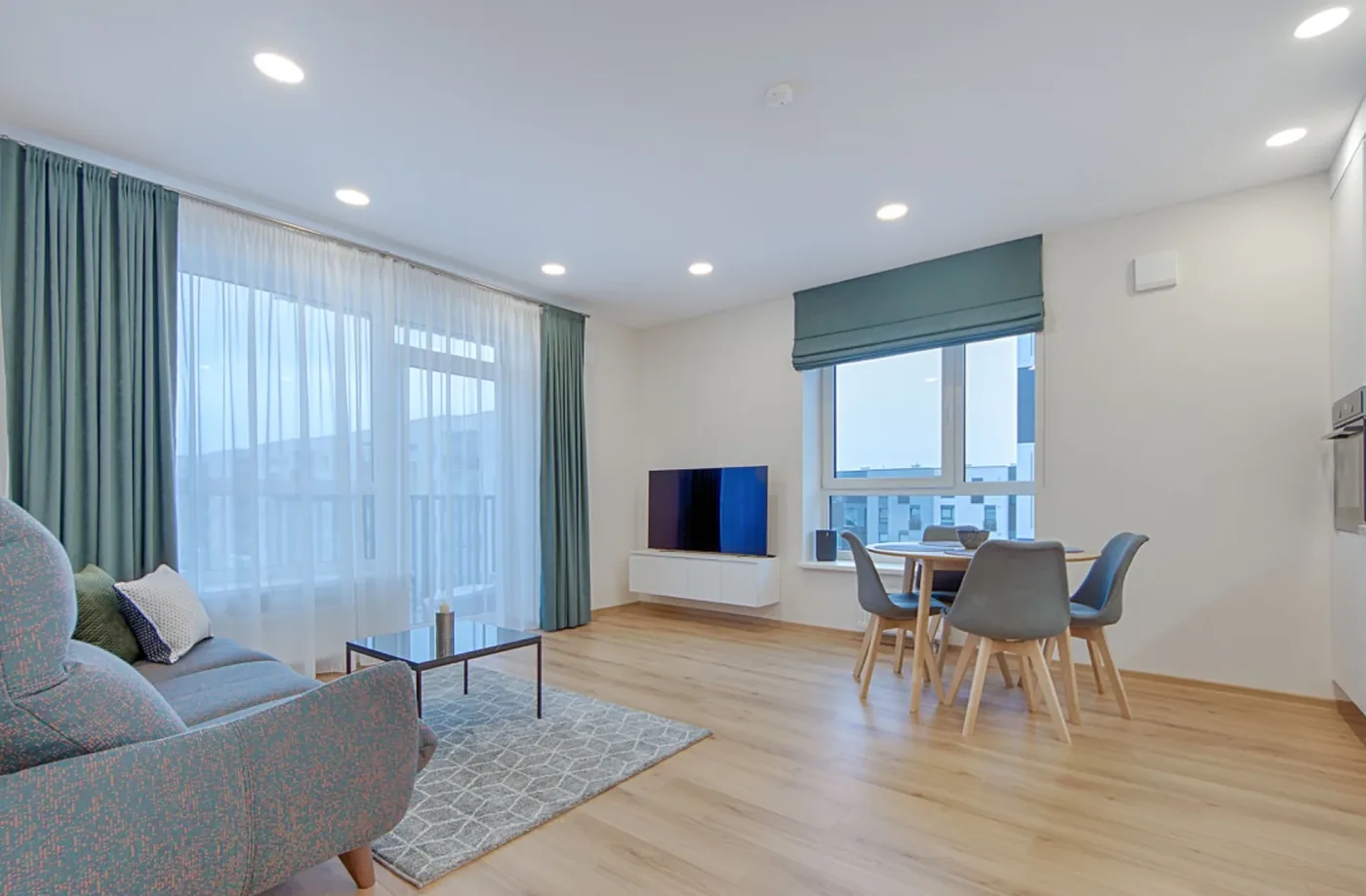 Raamdecoratie in een modern interieur